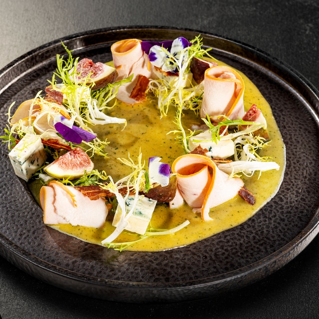 Sałatka z wędzonym kurczakiem/ brzoskwiniowym vinaigrette Sałatka z wędzonym kurczakiem/ brzoskwiniowym vinaigrette